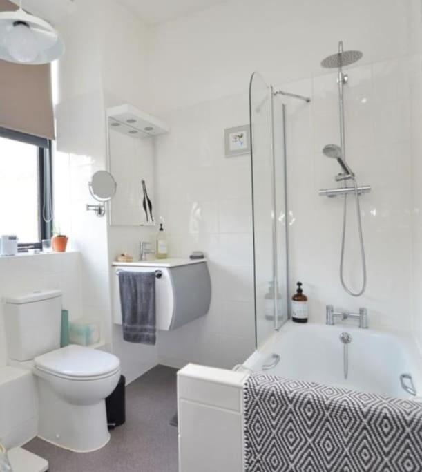 Contractor And Family Friendly Grade II Townhouse- 3 Bedrooms- Free Parking NWI Esterno foto