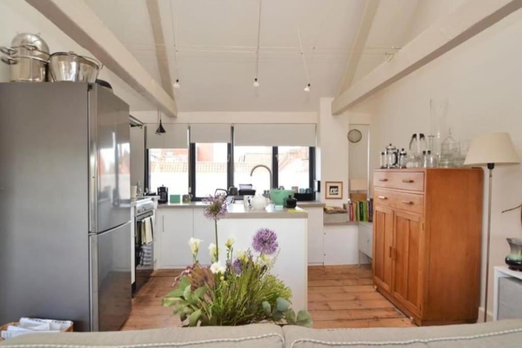 Contractor And Family Friendly Grade II Townhouse- 3 Bedrooms- Free Parking NWI Esterno foto