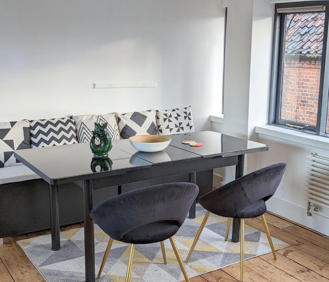 Contractor And Family Friendly Grade II Townhouse- 3 Bedrooms- Free Parking NWI Esterno foto