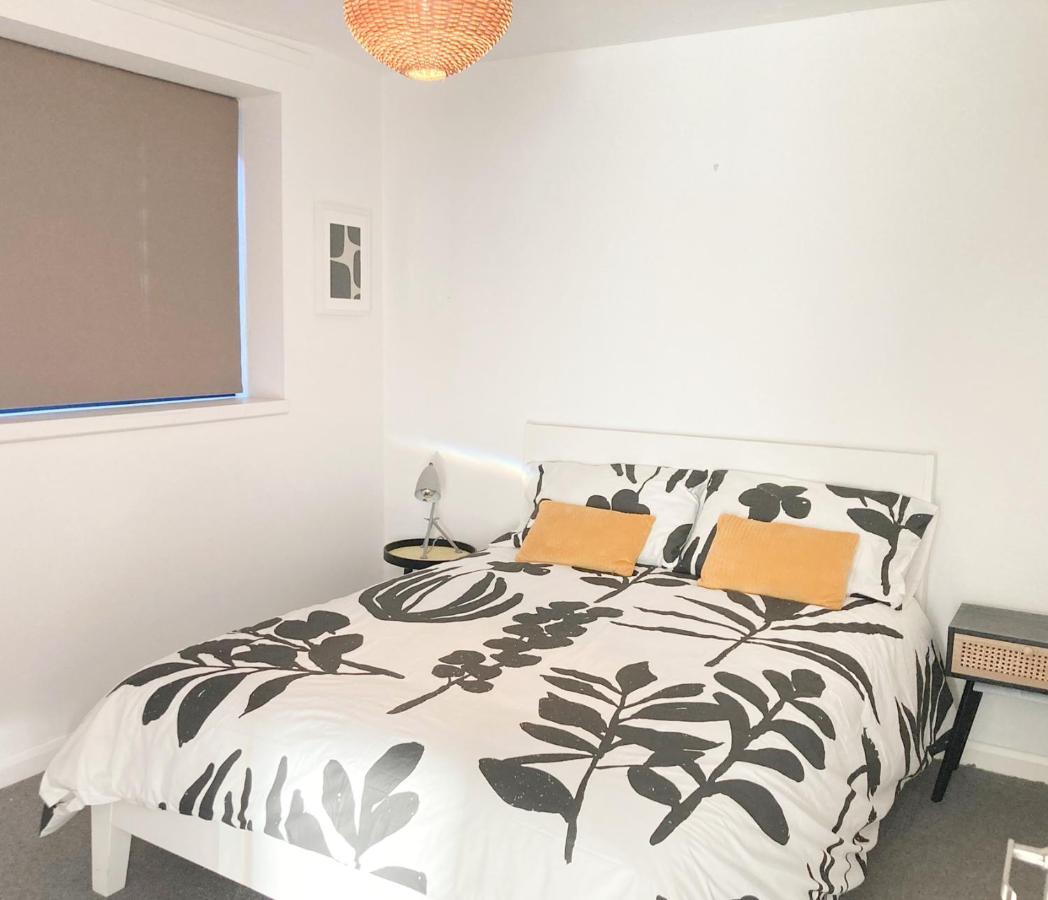 Contractor And Family Friendly Grade II Townhouse- 3 Bedrooms- Free Parking NWI Esterno foto
