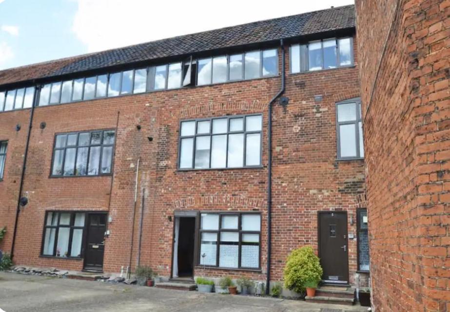 Contractor And Family Friendly Grade II Townhouse- 3 Bedrooms- Free Parking NWI Esterno foto