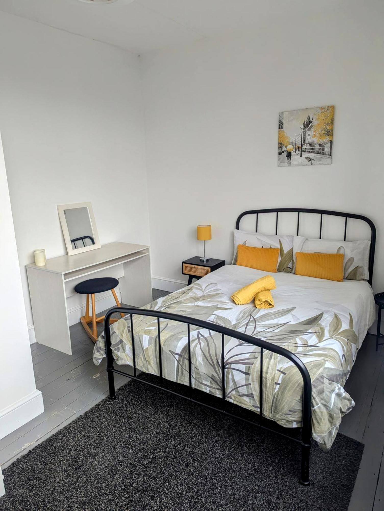 Contractor And Family Friendly Grade II Townhouse- 3 Bedrooms- Free Parking NWI Esterno foto