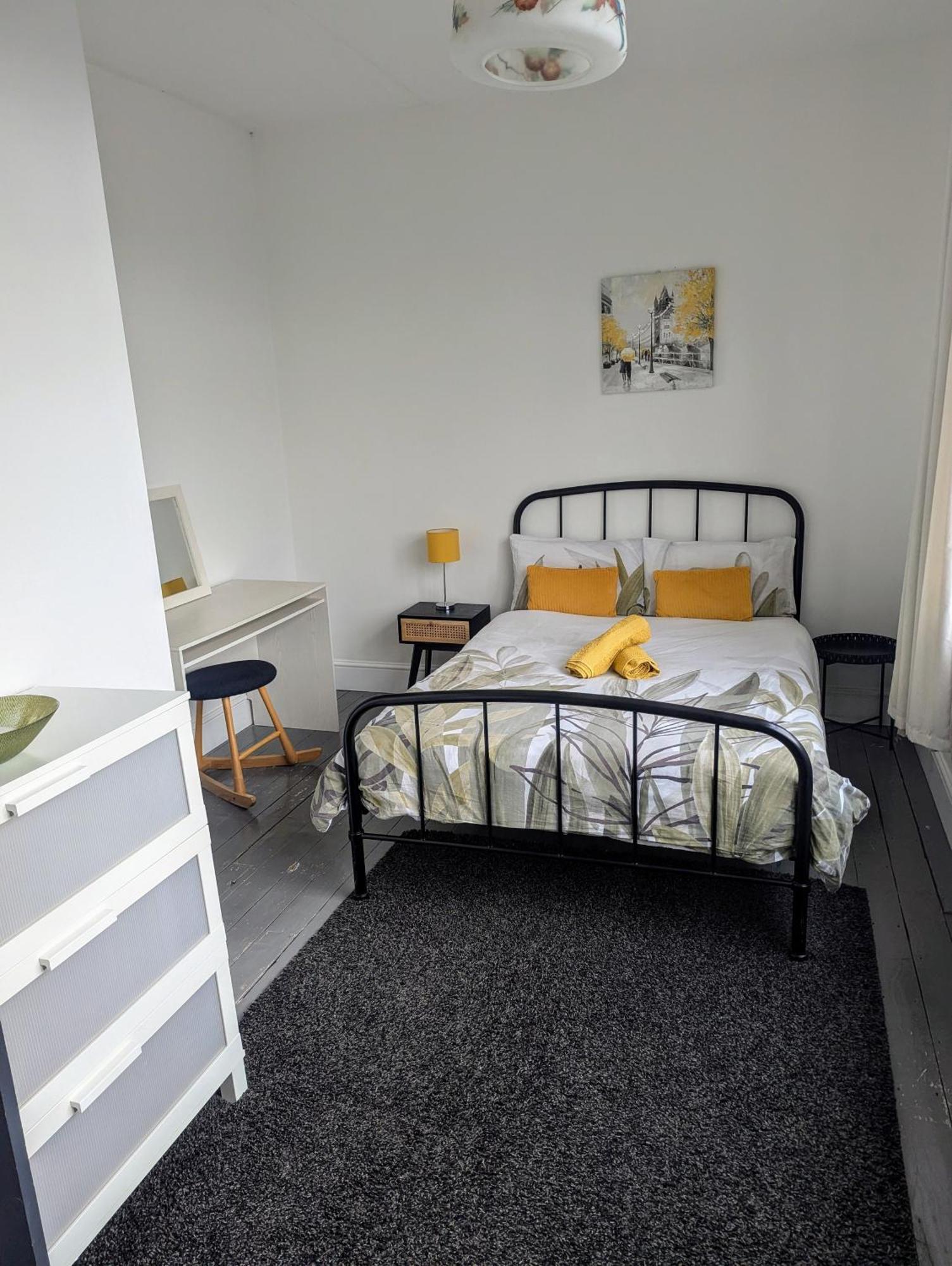 Contractor And Family Friendly Grade II Townhouse- 3 Bedrooms- Free Parking NWI Esterno foto