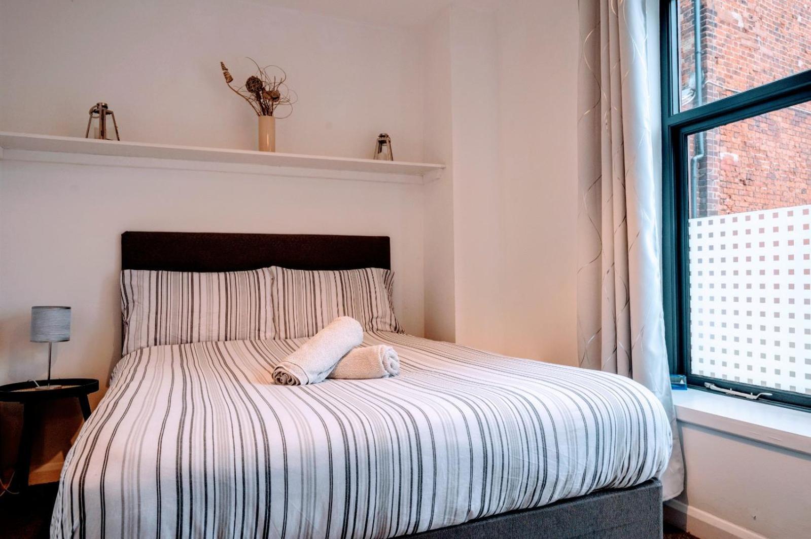 Contractor And Family Friendly Grade II Townhouse- 3 Bedrooms- Free Parking NWI Esterno foto